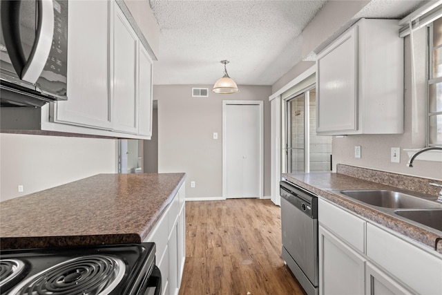 kitchen featuring white cabinetry, sink, stainless steel dishwasher, light hardwood / wood-style floors, and a textured ceiling