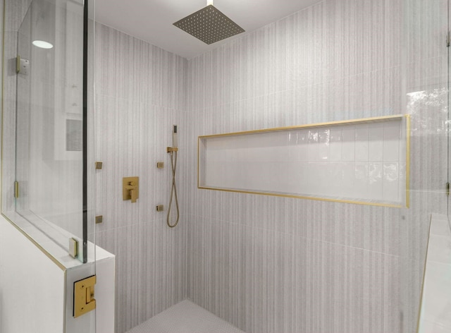 bathroom featuring a tile shower