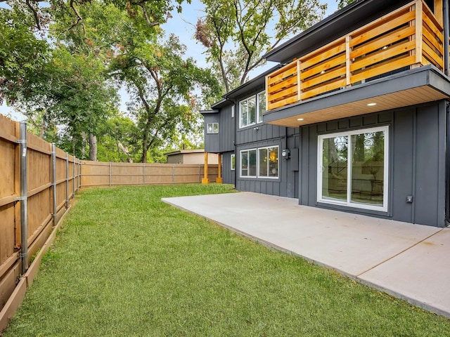 view of yard with a patio