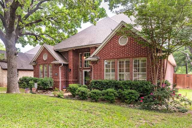 front facade featuring a front yard