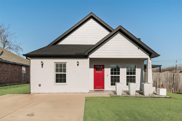 view of front of property featuring a front yard