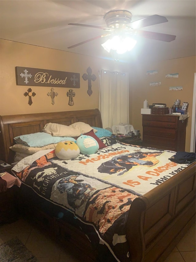 bedroom with ceiling fan