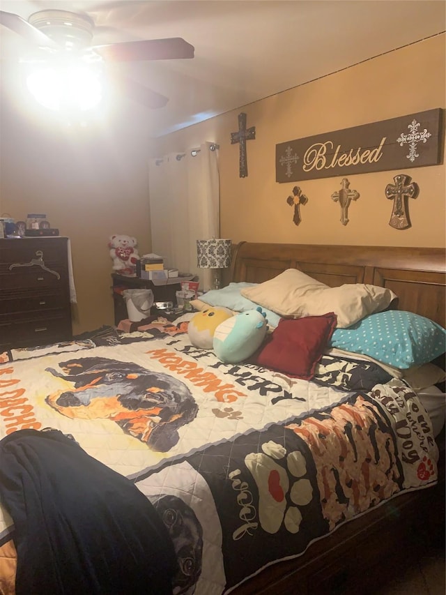 bedroom featuring ceiling fan