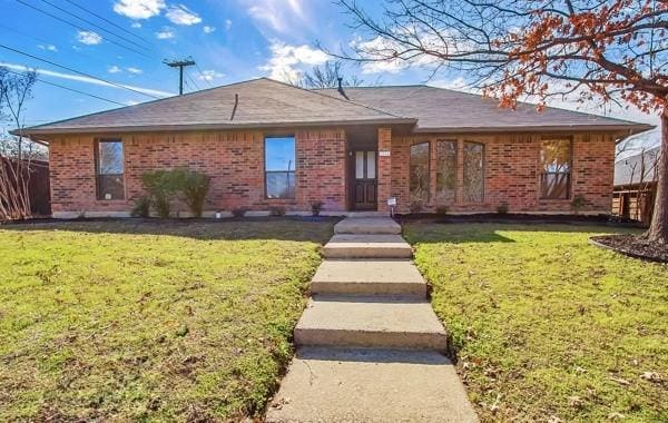 single story home with a front yard