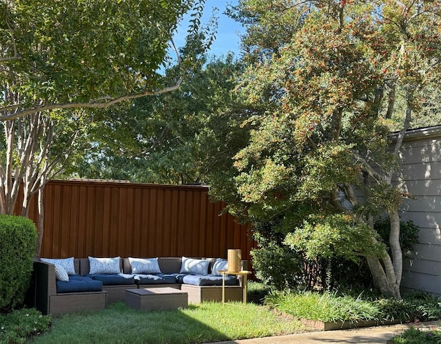 view of yard featuring outdoor lounge area