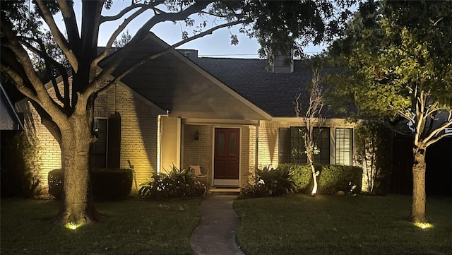 view of front of property with a front lawn