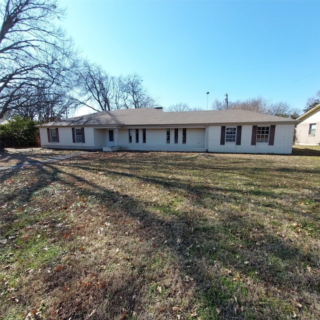 view of front of property with a front yard