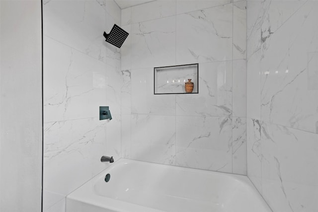 bathroom with tiled shower / bath