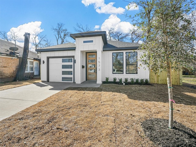 view of front facade featuring a garage