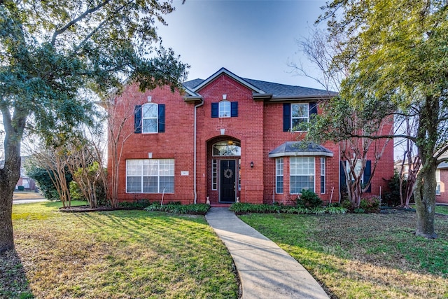 view of front facade featuring a front lawn