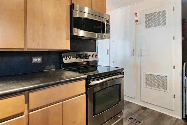 kitchen with stainless steel appliances, tasteful backsplash, and dark hardwood / wood-style floors