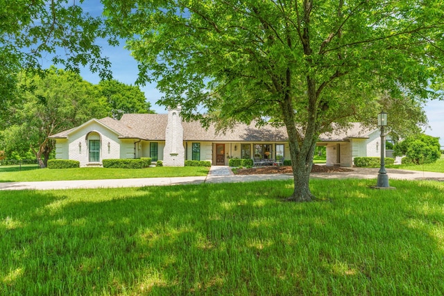 ranch-style home featuring a front yard