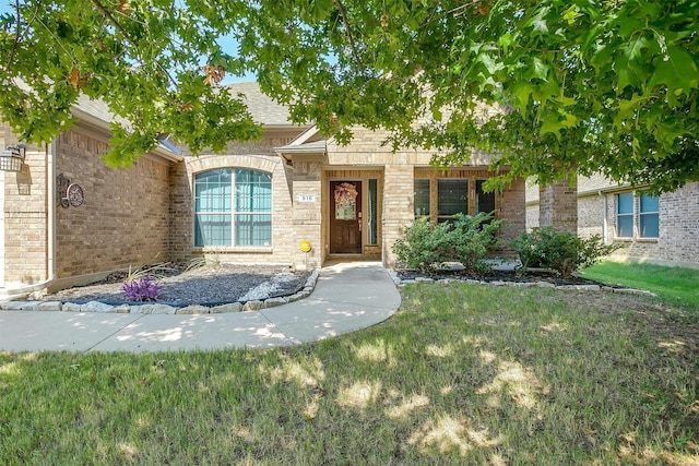 view of front facade with a front yard