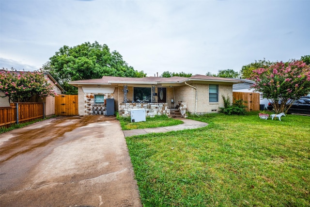 ranch-style home featuring a front lawn