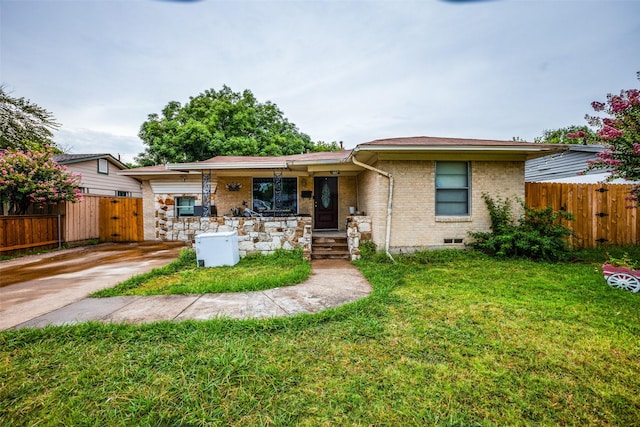 view of front of property featuring a front yard