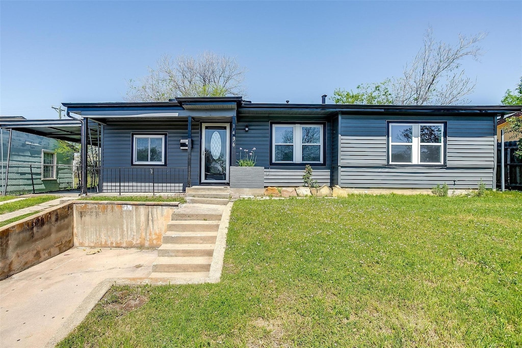 view of front of property featuring a front lawn