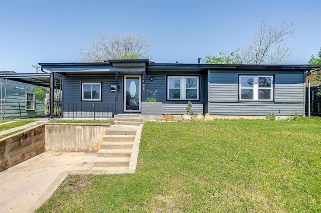 view of front of property featuring a front lawn