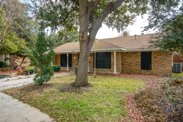 single story home featuring a front lawn