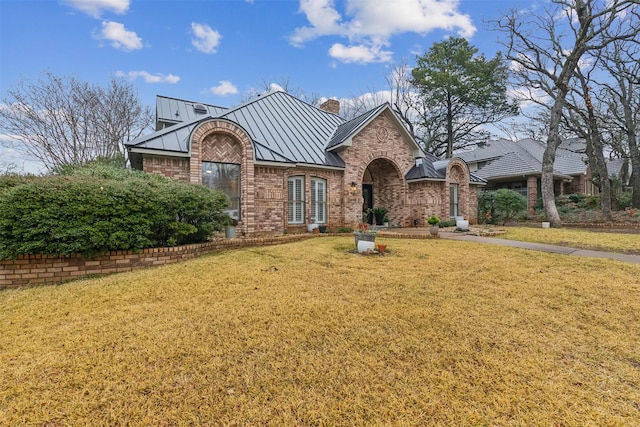 view of front of property featuring a front lawn