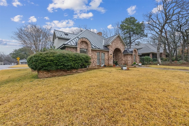 view of front of house featuring a front lawn