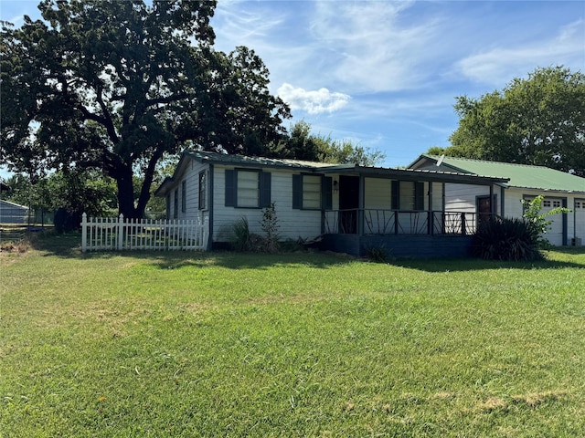 view of front of house featuring a front yard