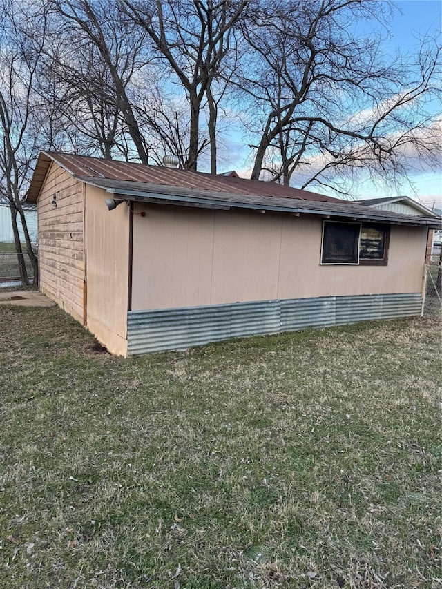 view of side of property featuring a lawn