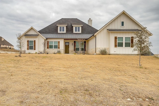 view of front of house with a front lawn