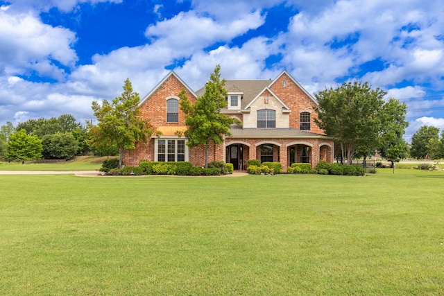 view of front facade with a front lawn