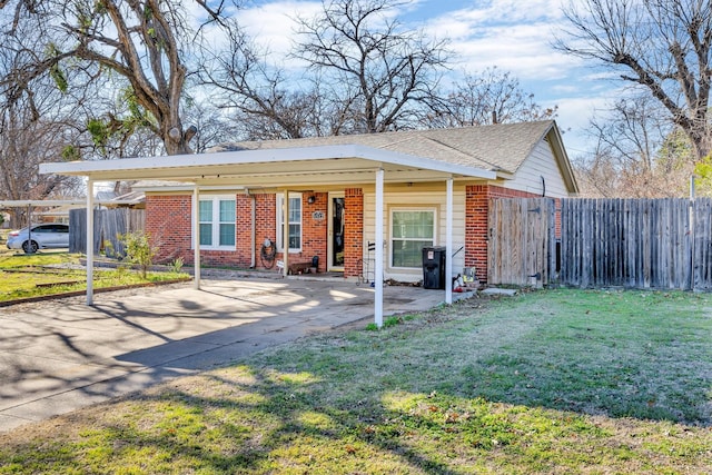 view of front of house with a front lawn