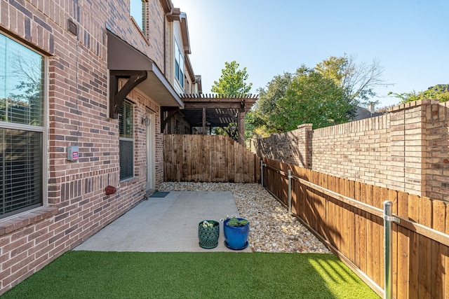 view of yard featuring a patio