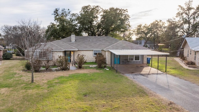 view of front of property featuring a carport and a front yard