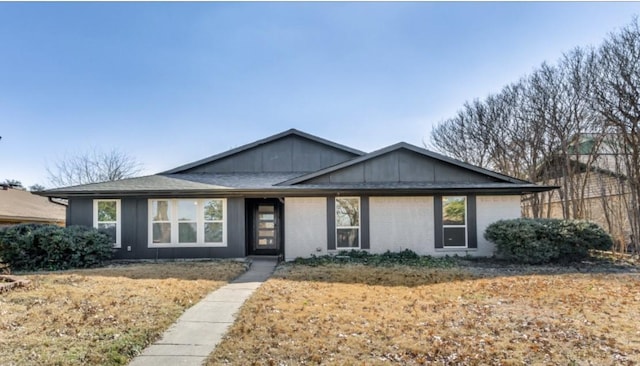 ranch-style house featuring a front yard