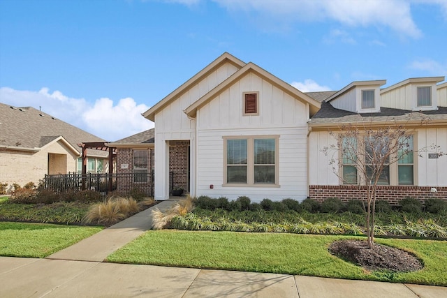 view of front of home with a front lawn