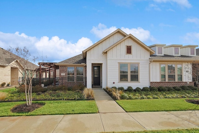 view of front of property featuring a front yard and a pergola