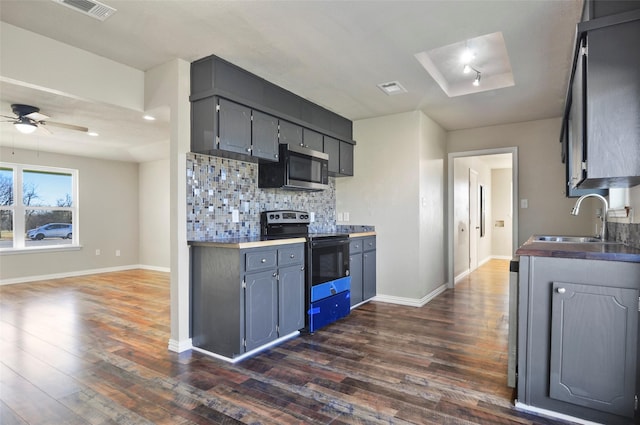 kitchen featuring range with electric cooktop, dark hardwood / wood-style floors, sink, decorative backsplash, and ceiling fan