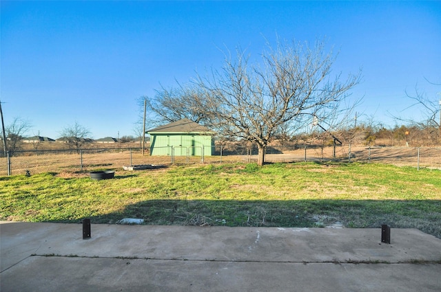 view of yard with a rural view