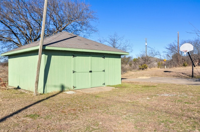 view of outbuilding featuring a yard