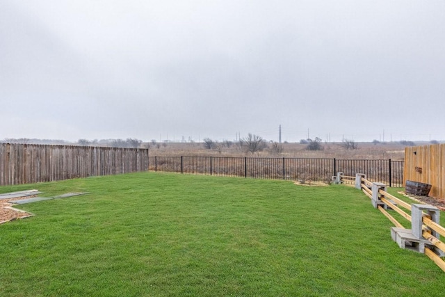 view of yard featuring a rural view