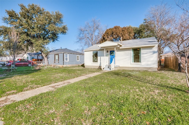 single story home featuring a front lawn