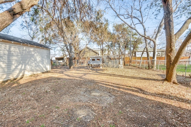 view of yard with an outdoor structure