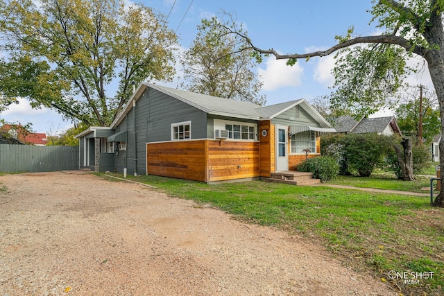 view of front of property featuring a front yard