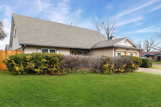 view of front facade with a front yard