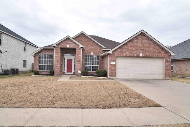 view of front facade featuring a garage and a front yard