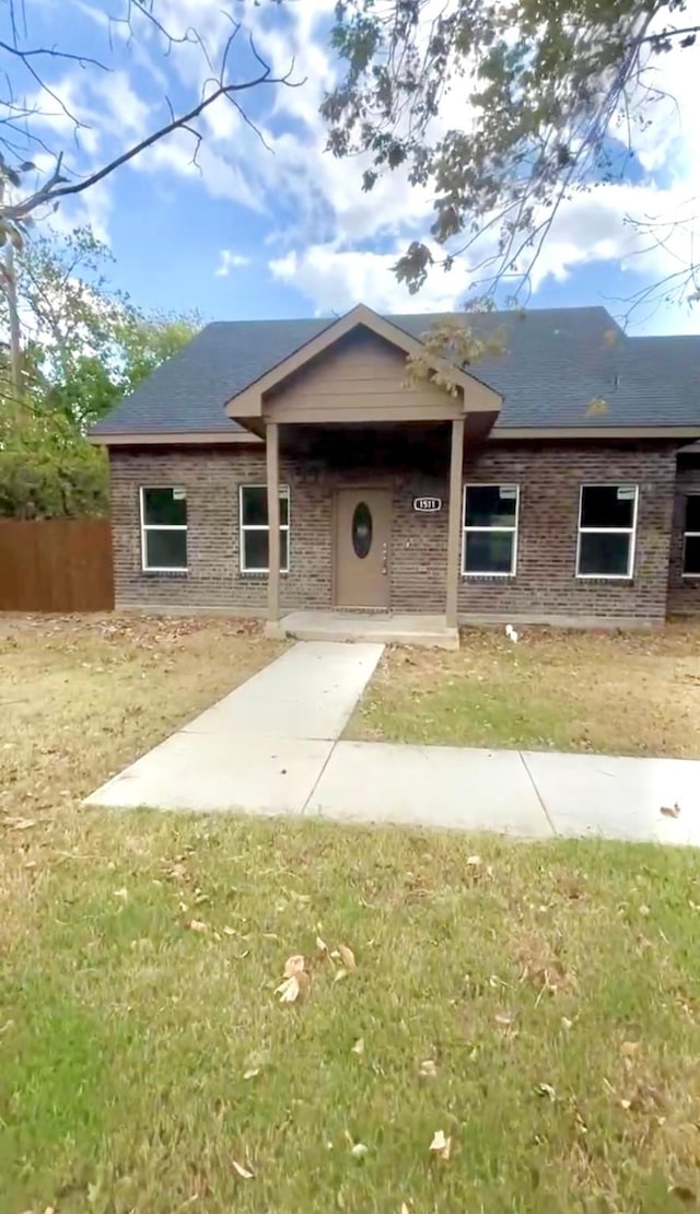 view of front of home featuring a front lawn