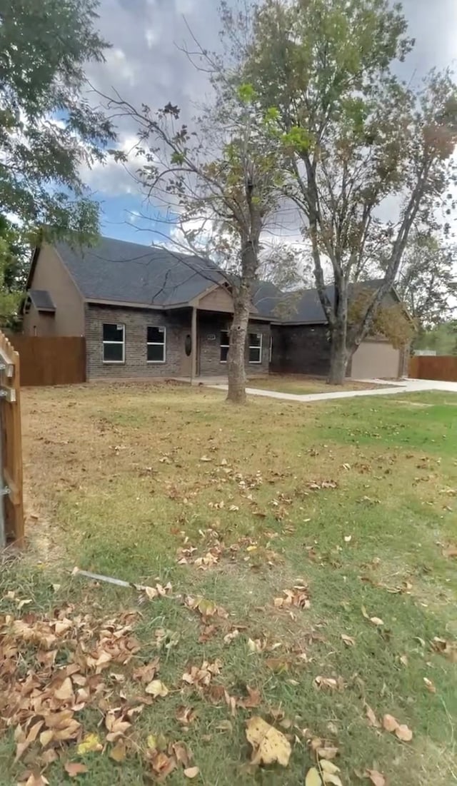 view of front of property featuring a front lawn