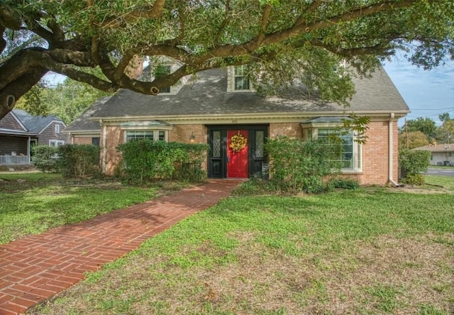 view of front facade featuring a front yard