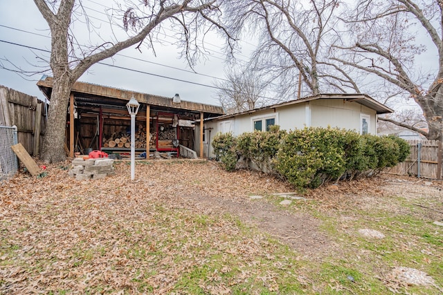 view of yard featuring an outbuilding