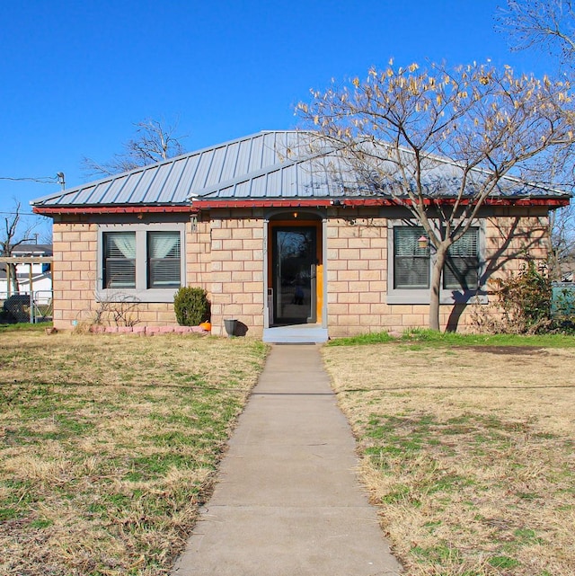 view of front of house with a front lawn