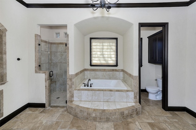 bathroom with an inviting chandelier, ornamental molding, independent shower and bath, and toilet