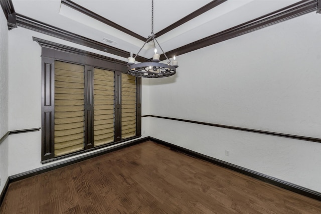 unfurnished dining area with dark wood-type flooring, ornamental molding, a tray ceiling, and a notable chandelier